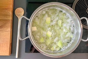 Gew&uuml;rfelten Kohlrabi und Kartoffeln kochen