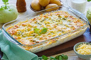 &Uuml;berbackenen Kohlrabi-Kartoffel-Auflauf warm servieren