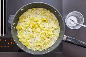 Wenn nötig, die Schmorgurken andicken.