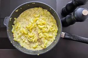 Mit Salz und Pfeffer abschmecken.