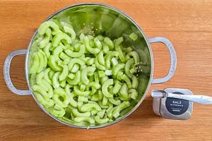Gurken entwässern.