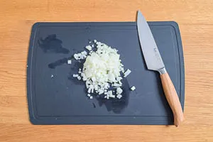 Zwiebeln würfeln.