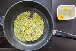 Zwiebeln in Butterschmalz glasig anbraten.