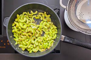 Gurken mit Senf und Zwiebeln vermischen.