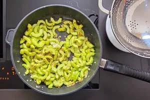 Gurken mit Senf und Zwiebeln vermischen.
