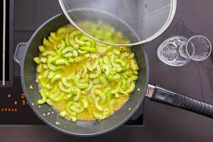 Die Gurken mit Gem&uuml;sebr&uuml;he abl&ouml;schen.