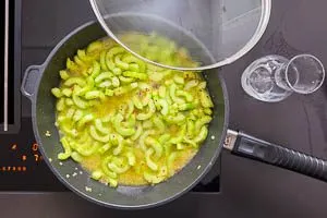 Die Gurken mit Gemüsebrühe ablöschen.
