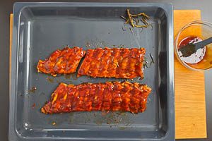 Spareribs aufs Backblech geben