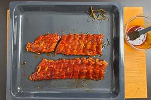 Spareribs aufs Backblech geben