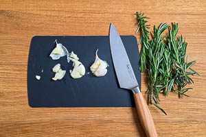 Knoblauchzehen zerdr&uuml;cken und Rosmarin waschen