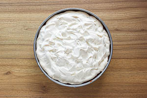 Rohes Baiser auf dem Kuchen verteilen