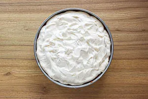 Rohes Baiser auf dem Kuchen verteilen