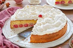 Nochmals bei niedrigerer Hitze backen und fertig ist der Stachelbeerkuchen!