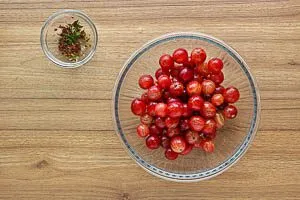 Stachelbeeren s&auml;ubern und vorbereiten