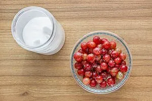 Stachelbeeren mit Zucker vermengen