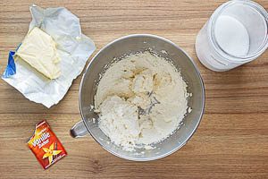 Butter mit Zucker schaumig schlagen