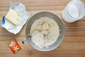 Butter mit Zucker schaumig schlagen