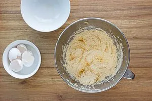 Eier mit der Butter-Zucker-Masse vermengen