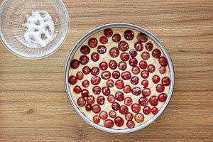 Stachelbeeren auf dem Teig verteilen