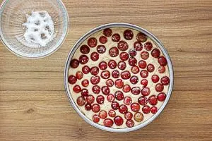 Stachelbeeren auf dem Teig verteilen
