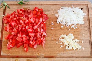 Tomaten, Zwiebeln und Knoblauch vorbereiten.