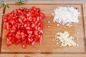 Tomaten, Zwiebeln und Knoblauch vorbereiten.