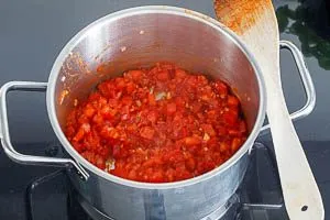 Tomaten zugeben.