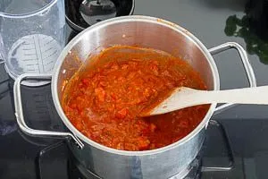 Milch unterr&uuml;hren und abschmecken.