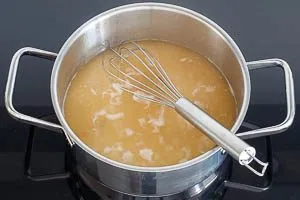 Reis in Gem&uuml;sebr&uuml;he kochen.