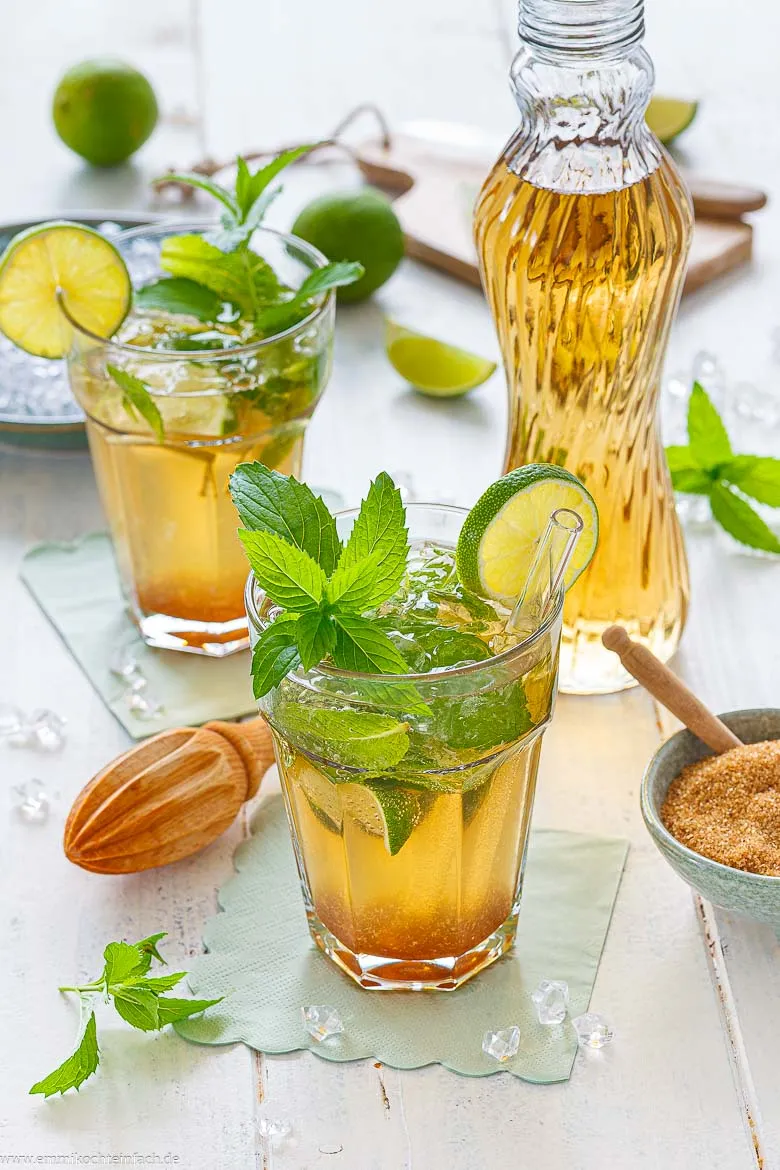 Virgin Mojito mit Limette, braunem Zucker, Minze und Crushed Ice