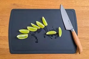 Limette waschen, eine achteln.