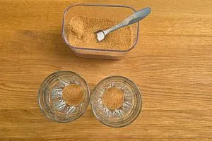Braunen Zucker in die Gl&auml;ser verteilen