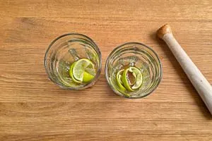 Limette darauf verteilen und zersto&szlig;en