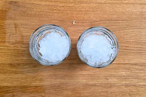 Eis in die Gl&auml;ser geben.