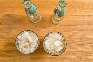 Glas mit Ginger Ale aufgie&szlig;en
