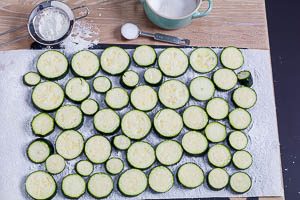 Zucchini schneiden und mit Salz bestreuen