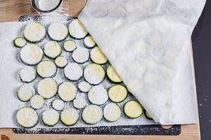 Zucchini mit Speisest&auml;rke bestreuen.