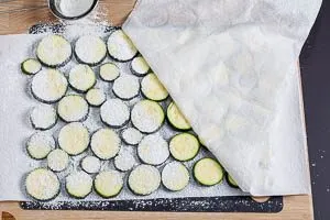 Zucchini mit Speisest&auml;rke bestreuen.