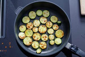 Zucchini in Oliven&ouml;l anbraten