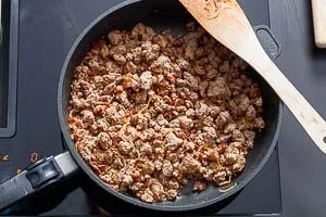 Zwiebel, Bacon und Hackfleisch anbraten.