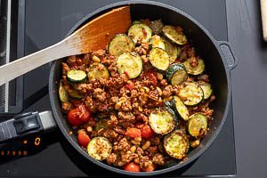 Zucchini, Erdn&uuml;sse und Oregano zugeben