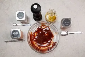 Marinade aus Oliven&ouml;l, Paprikapulver, Salz, Cayennepfeffer und schwarzem Pfeffer anr&uuml;hren