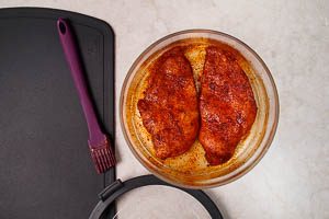 Hähnchenbrust mit der Marinade einpinseln und ziehen lassen