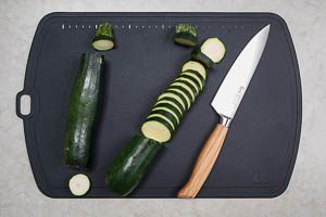 Zucchinienden abschneiden und das Gem&uuml;se in Scheiben schneiden