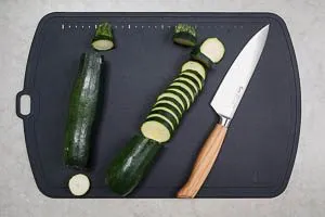 Zucchinienden abschneiden und das Gemüse in Scheiben schneiden