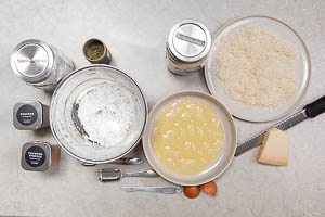 Speisest&auml;rke mit Kr&auml;uter der Provence, schwarzem gemahlenen Pfeffer und Cayennepfeffer mischen. Eier aufschlagen. Parmesan und Semmelbr&ouml;sel vermengen.