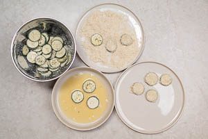 Zucchini panieren mithilfe der Panierstra&szlig;e