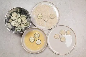 Zucchini panieren mithilfe der Panierstraße