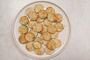 Zucchinischeiben in der Heißluftfritteuse garen, bis sie goldbraun sind