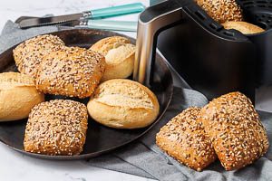 Brötchen vom Vortag mit Wasser bepinseln